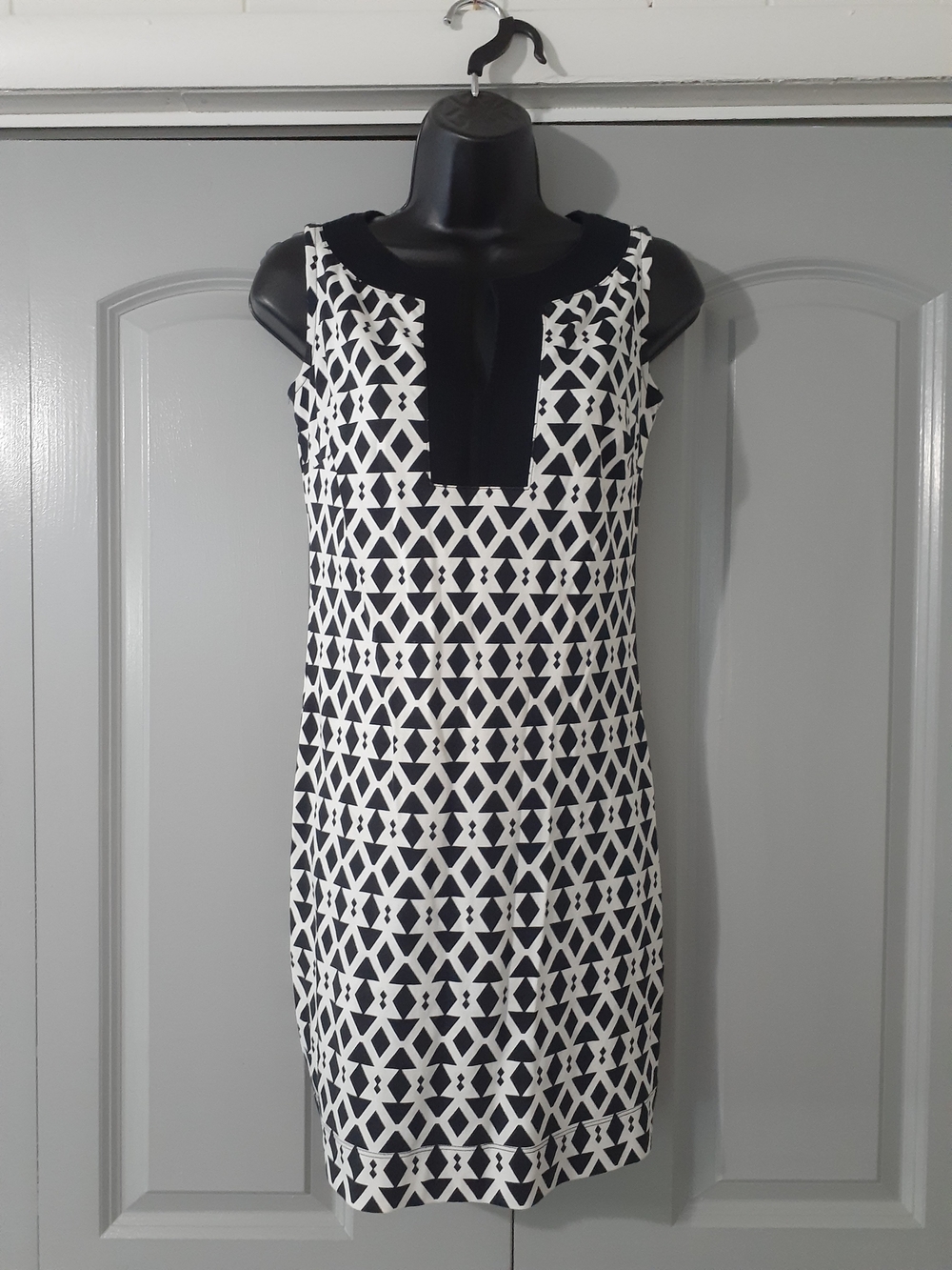 New York & Company Black and White Stretch Geometric Sleeveless Shift Dress